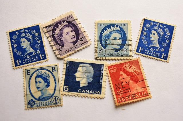 Manipuler les timbres en toute sécurité avec une pince à timbres